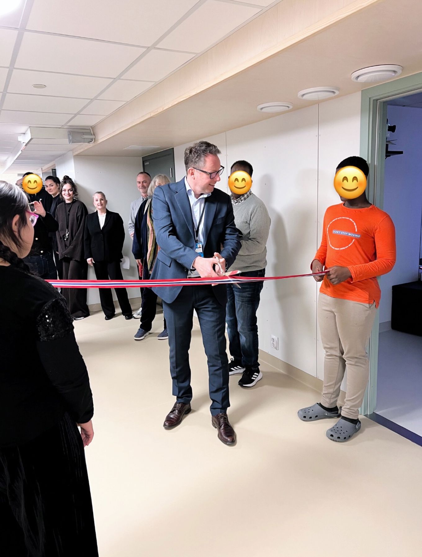 En gruppe mennesker i klær