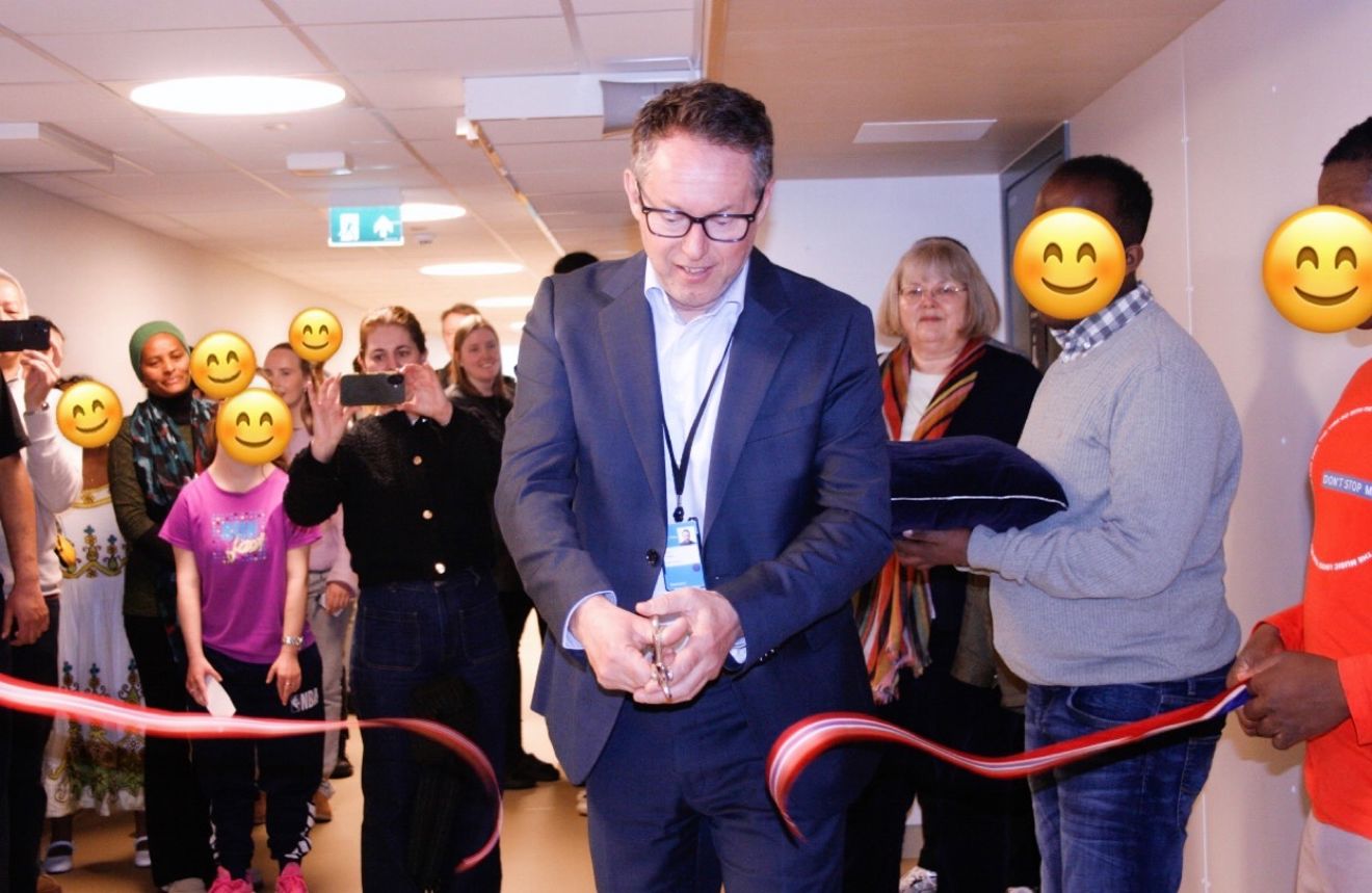 en person som holder et rødt bånd