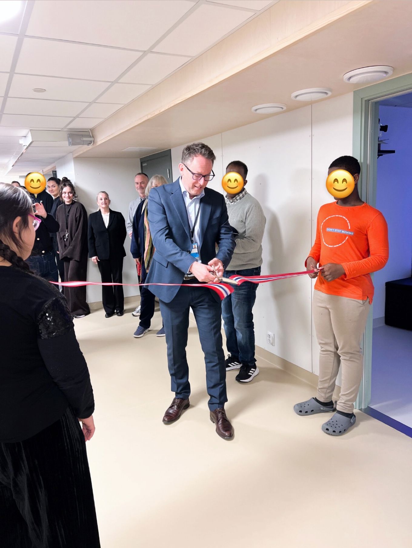 En gruppe mennesker i klær