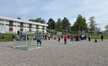 en gruppe mennesker utenfor en bygning