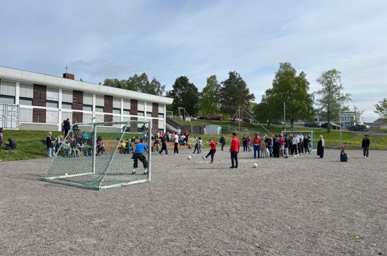 en gruppe mennesker utenfor en bygning