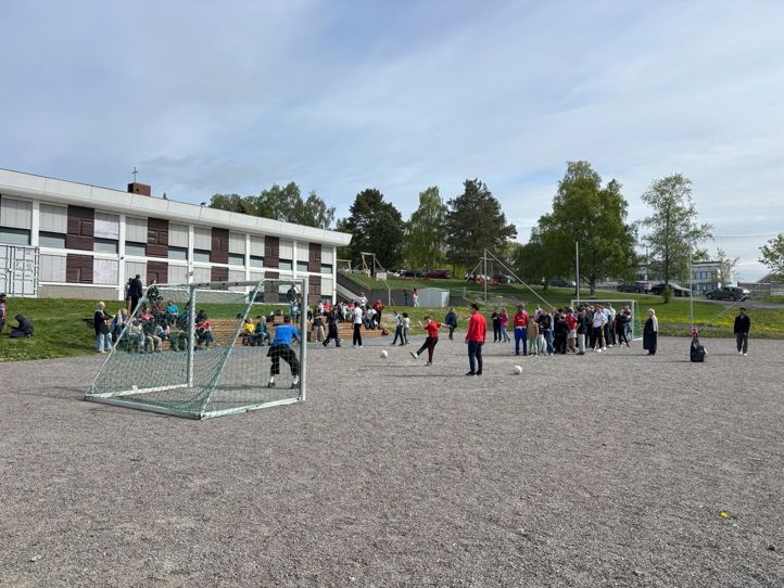 en gruppe mennesker utenfor en bygning