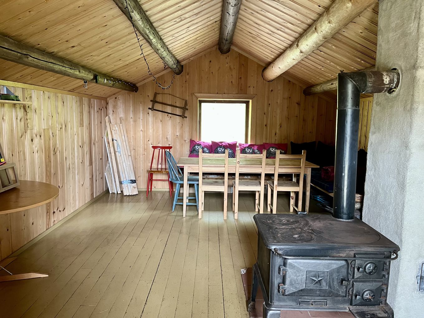 et rom med bord og stoler