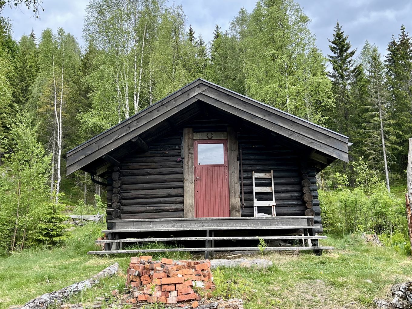 en trebygning med en liten dør