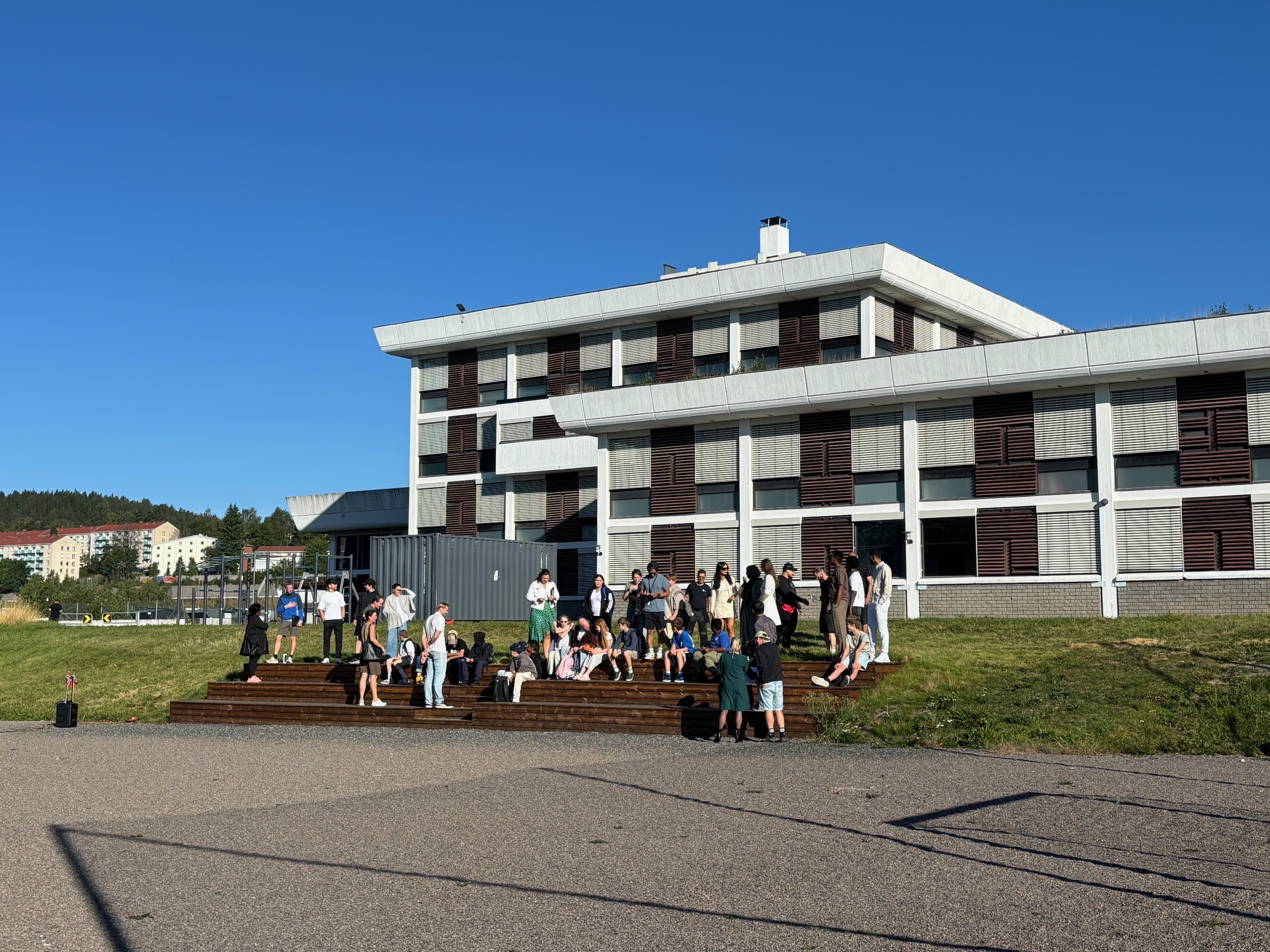 en gruppe mennesker utenfor en bygning