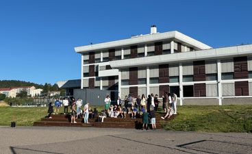 en gruppe mennesker utenfor en bygning