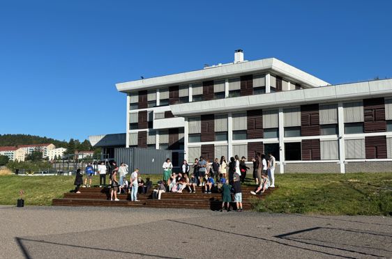 en gruppe mennesker utenfor en bygning