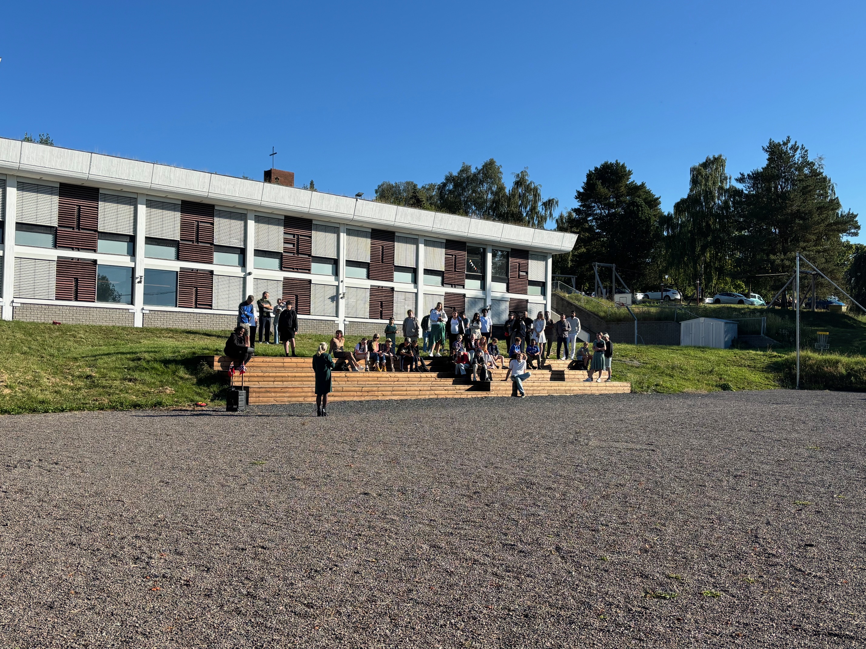 en gruppe mennesker utenfor en bygning