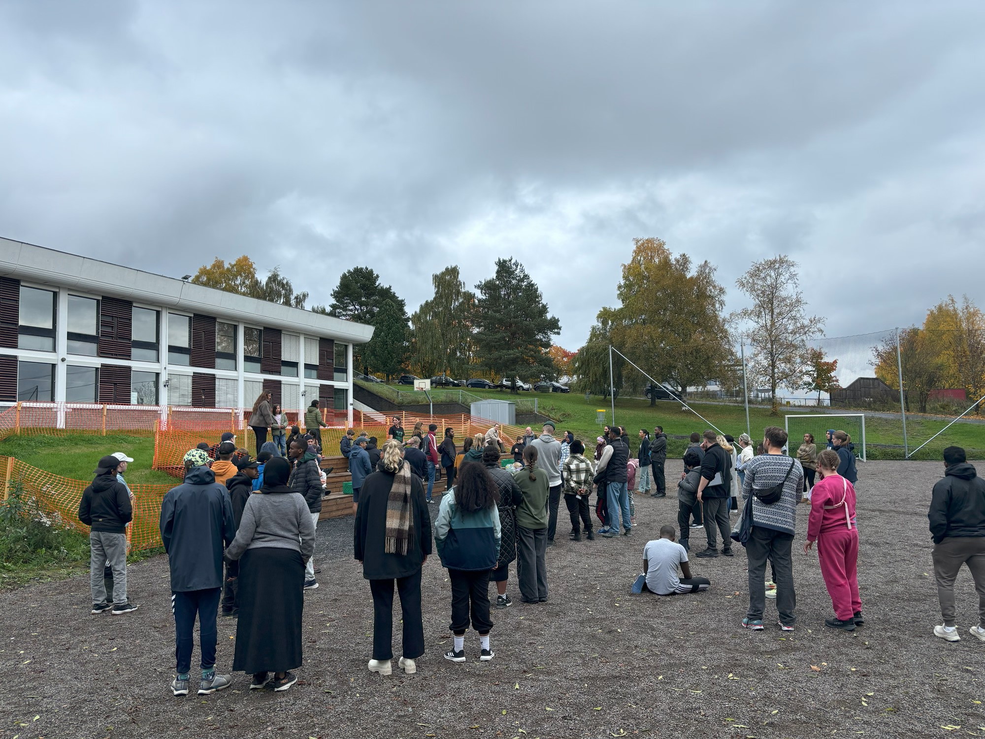 en gruppe mennesker utenfor en bygning