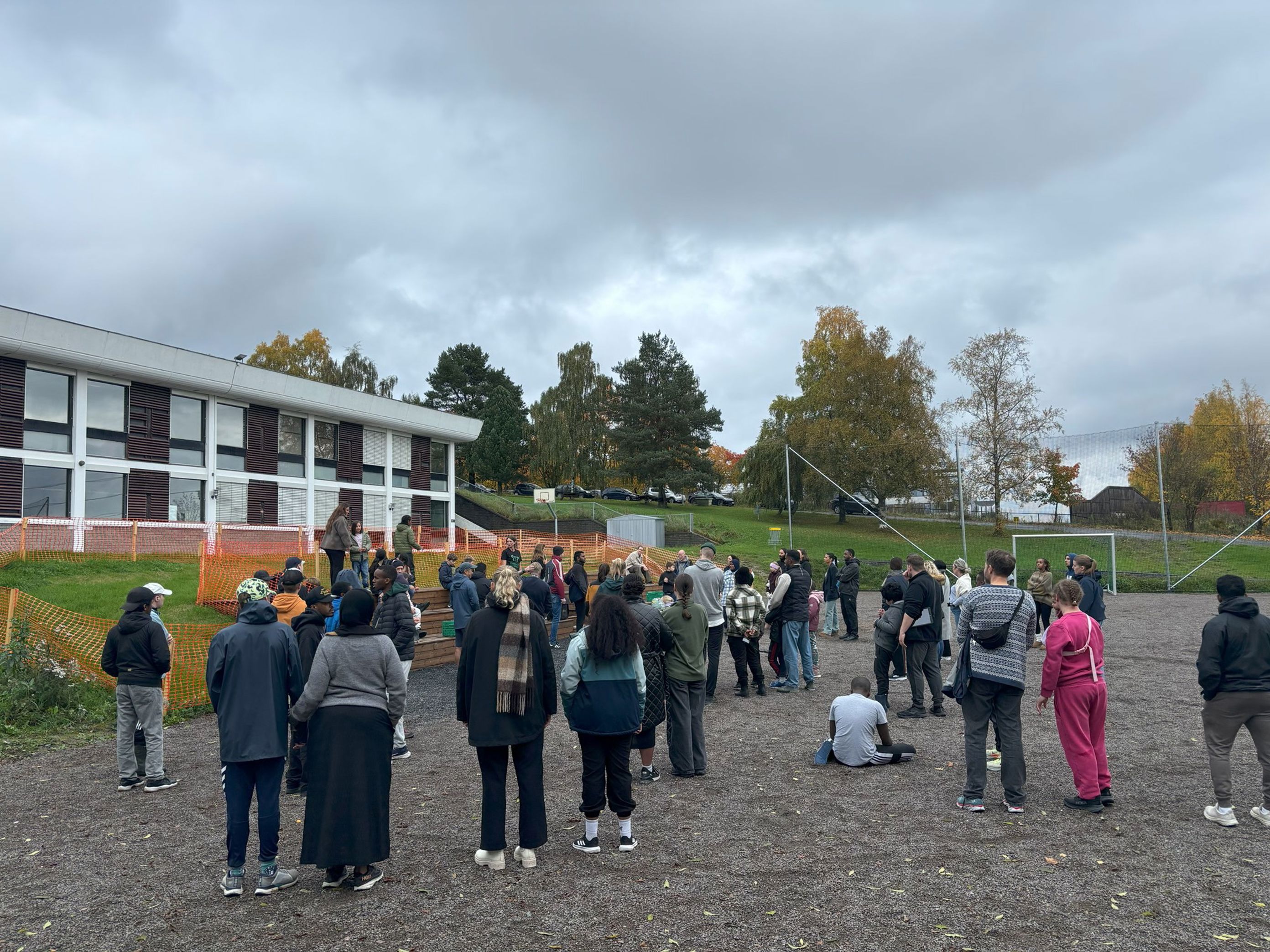 en gruppe mennesker utenfor en bygning