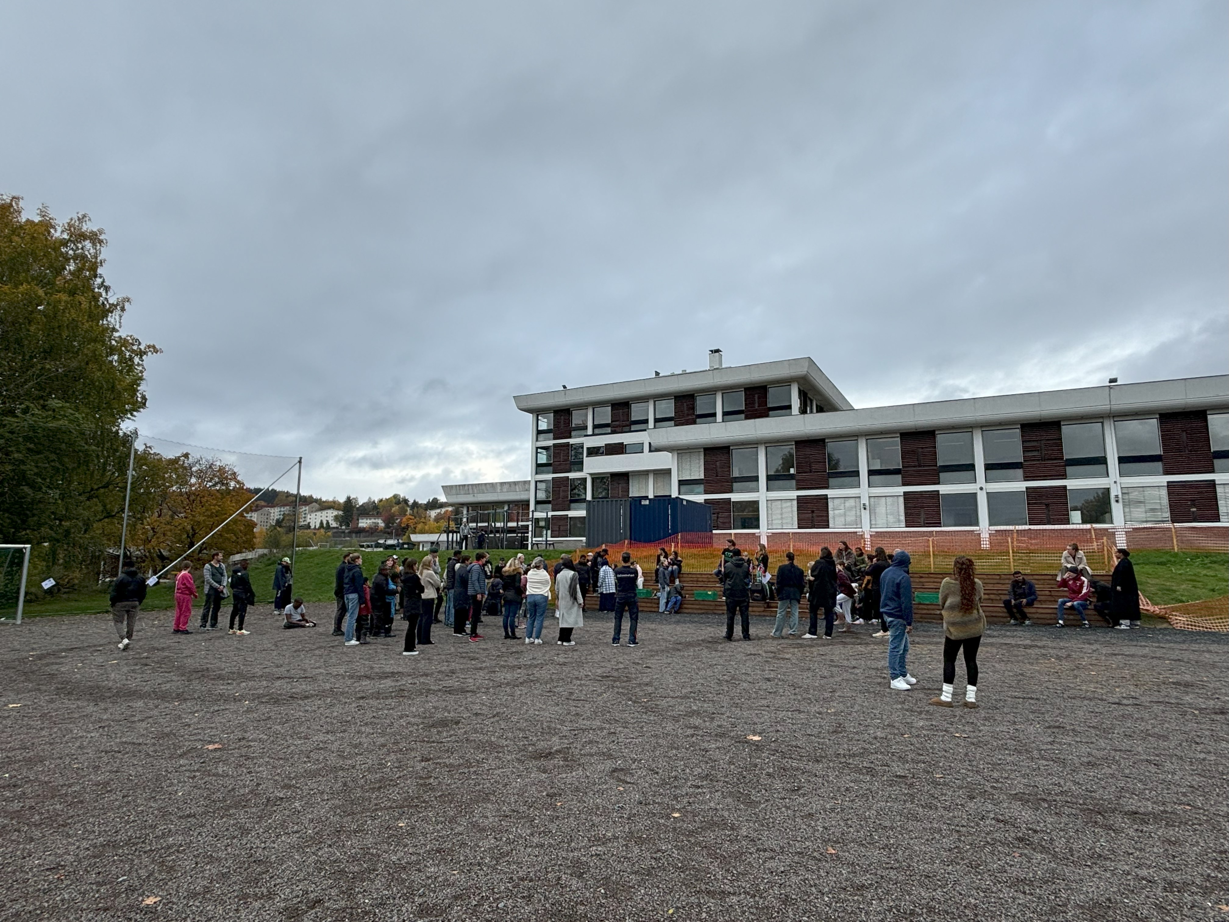 en gruppe mennesker utenfor en bygning
