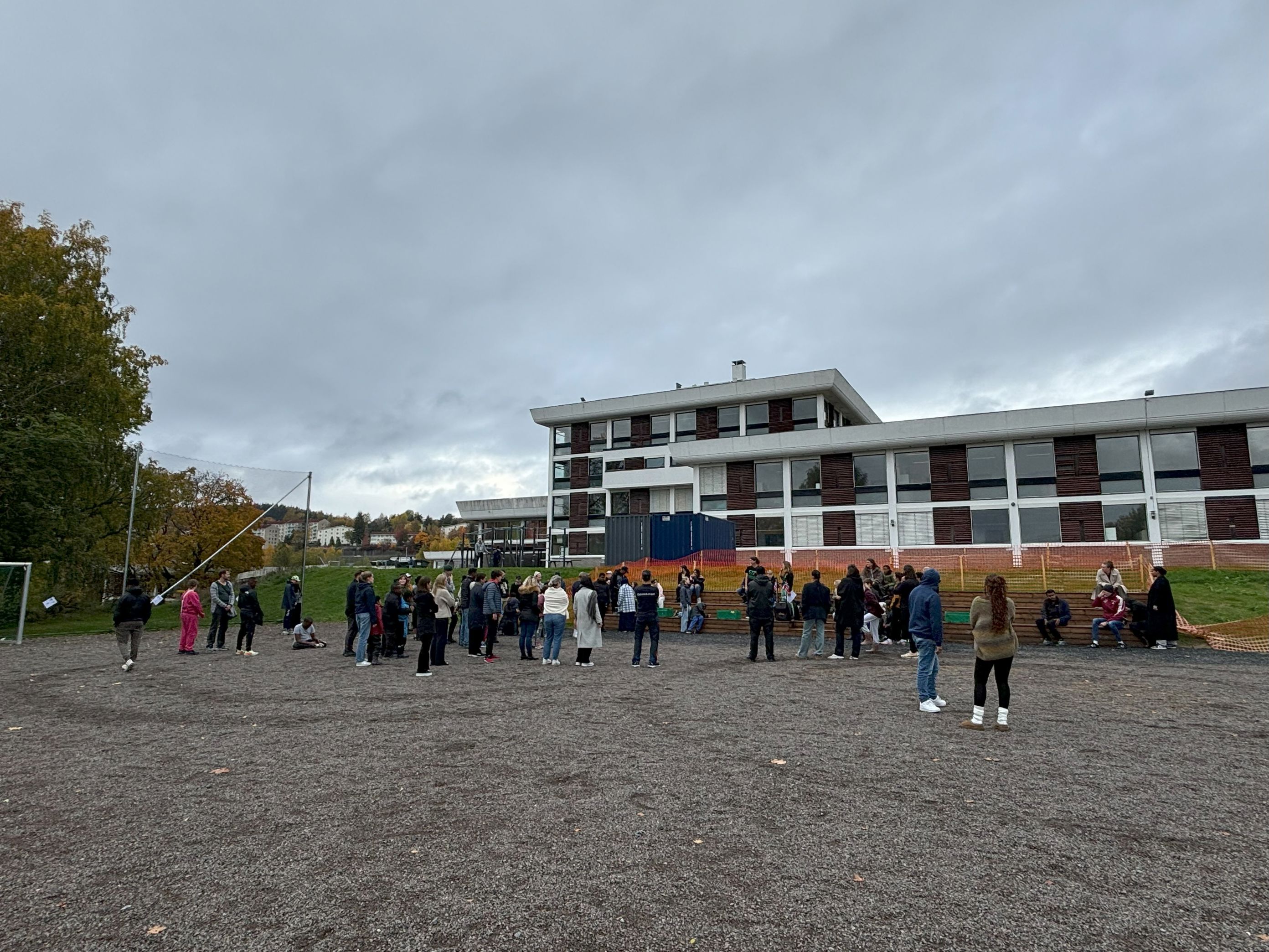 en gruppe mennesker utenfor en bygning
