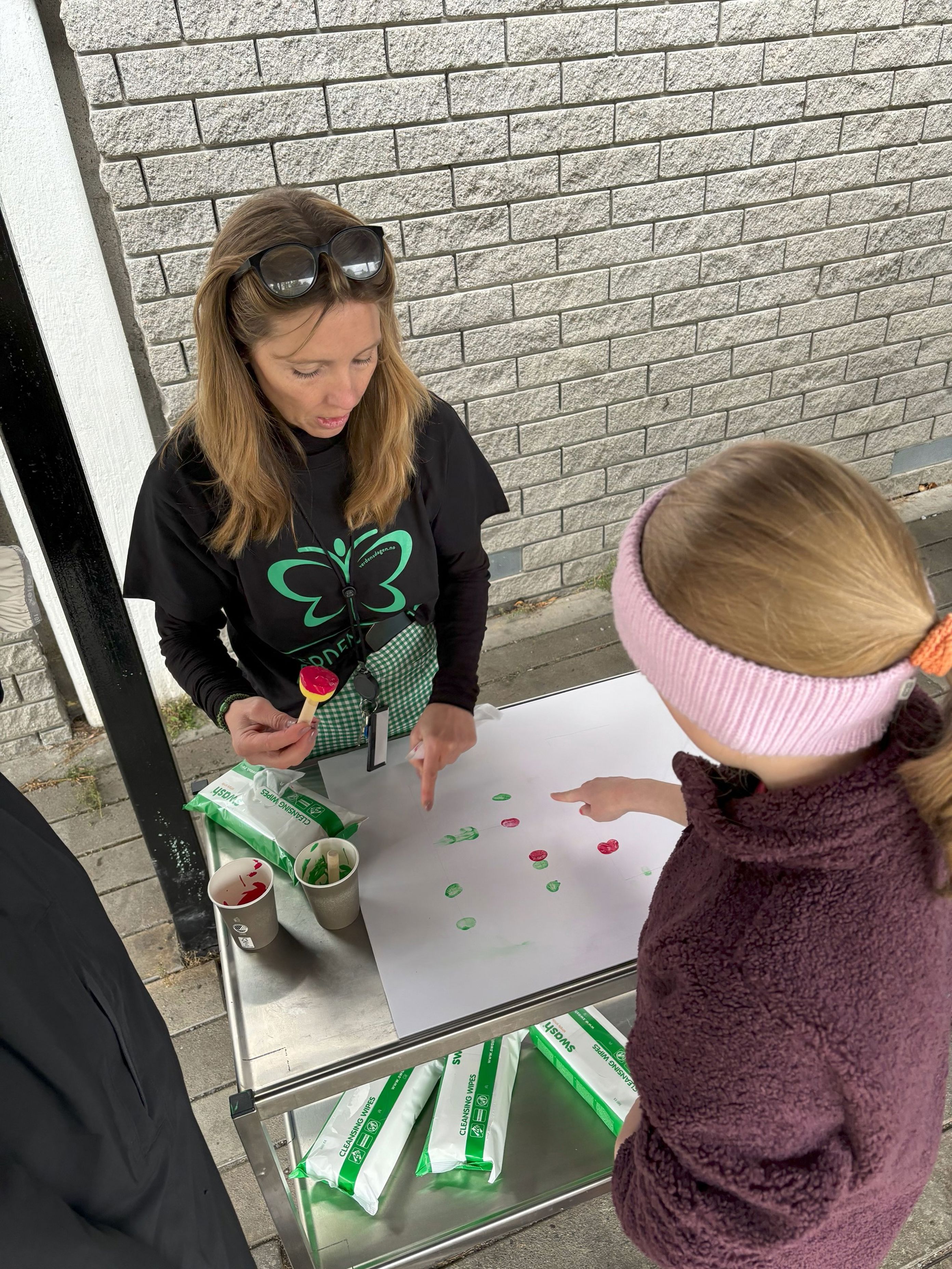 en person og et barn som maler