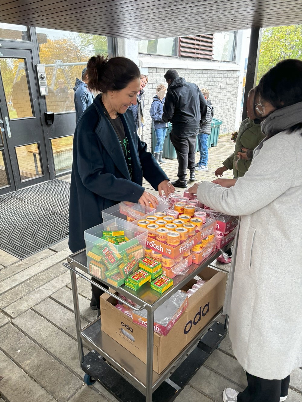 Lønnebakken skole en person som gir en person en eske med godteri