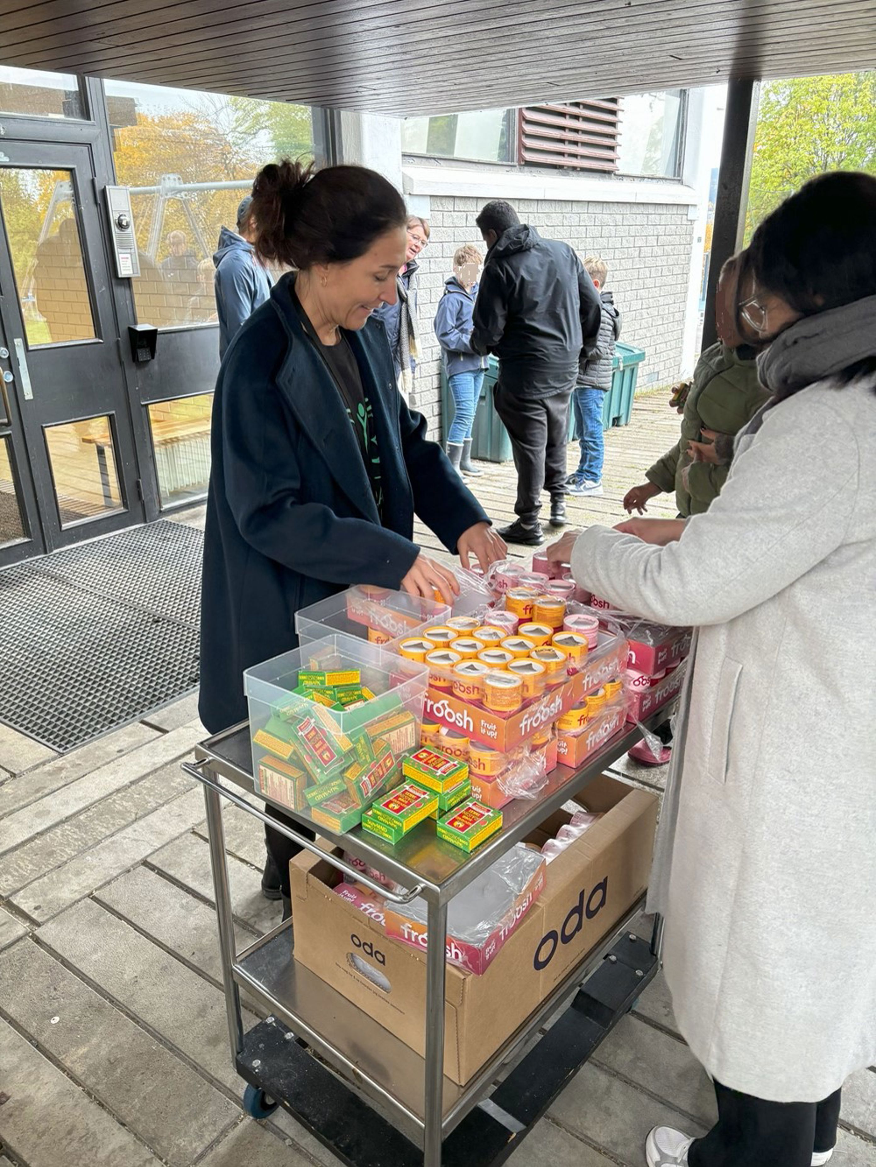 en person som gir en person en eske med godteri