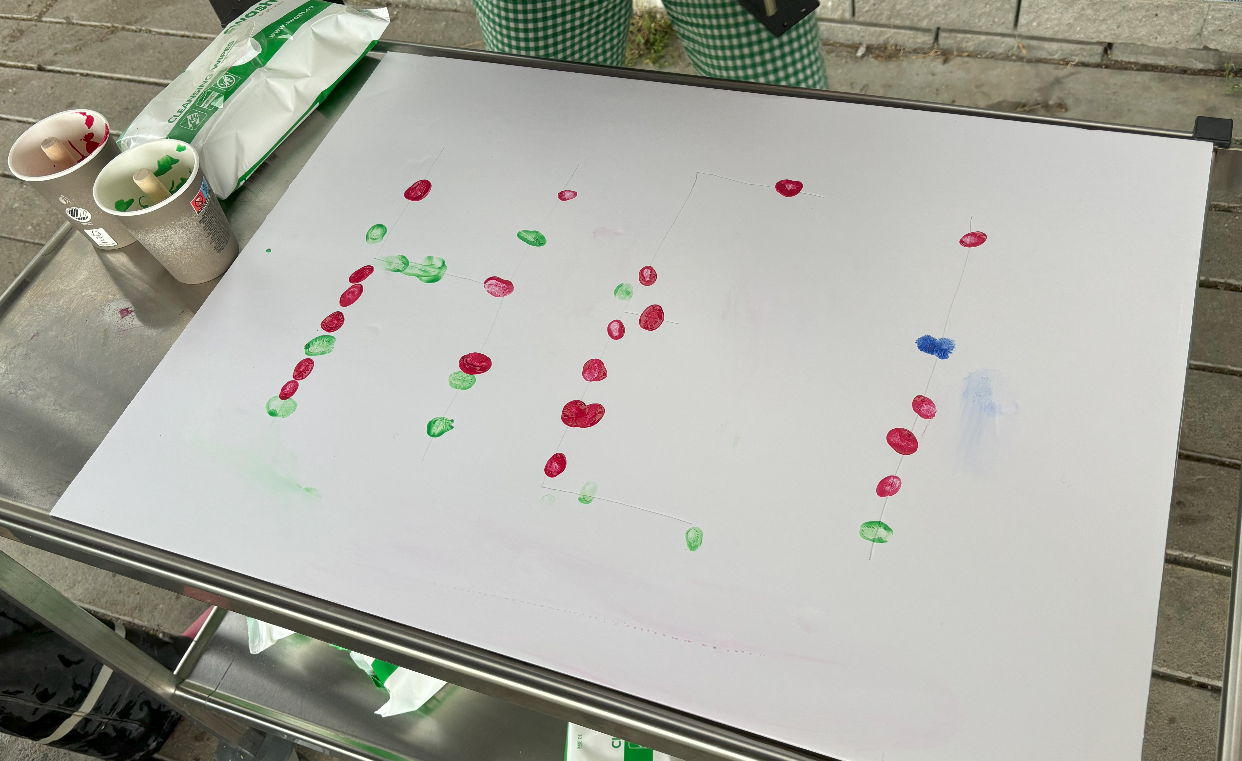 et hvitt ark med skrift på