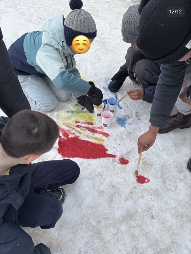 En gruppe mennesker som maler