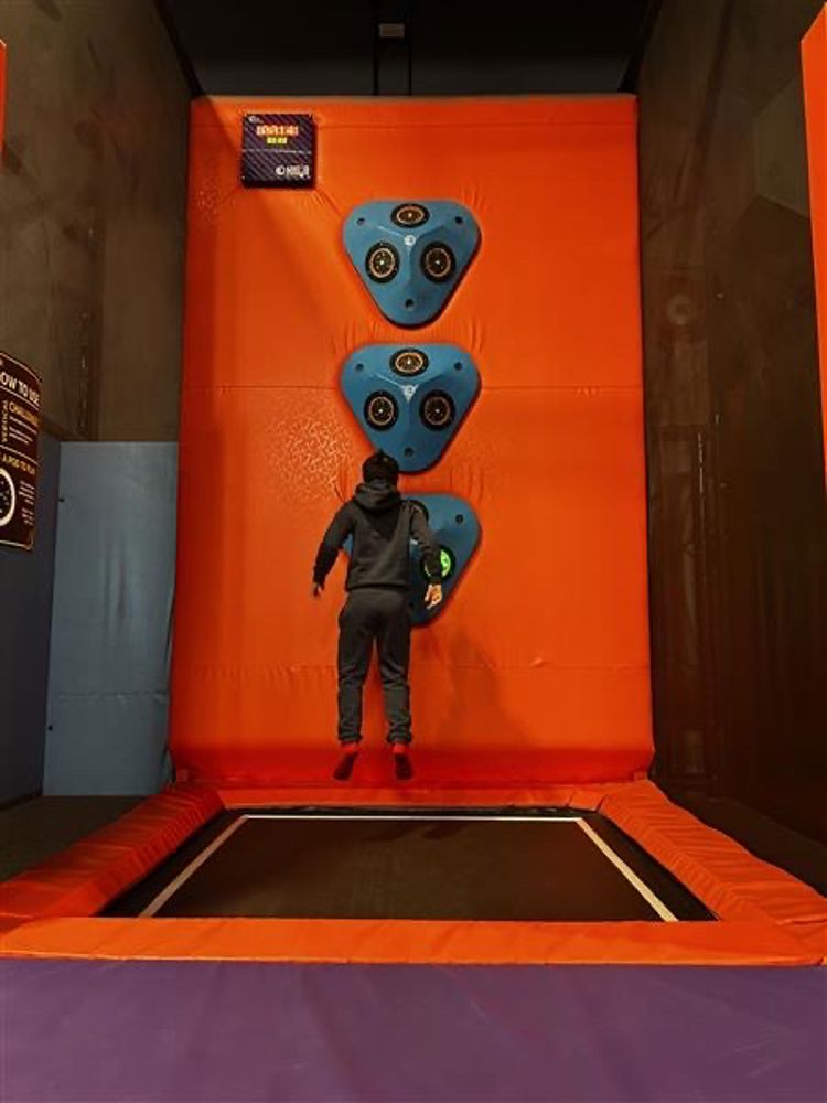 en person som står på en scene