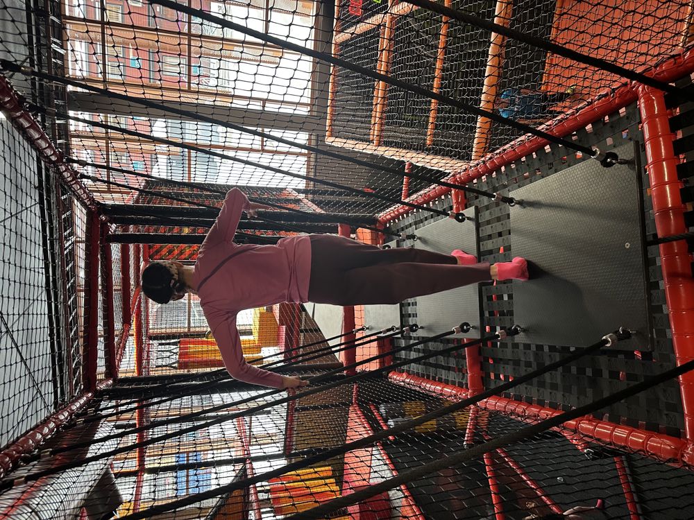 en person som står på en rød metallstruktur