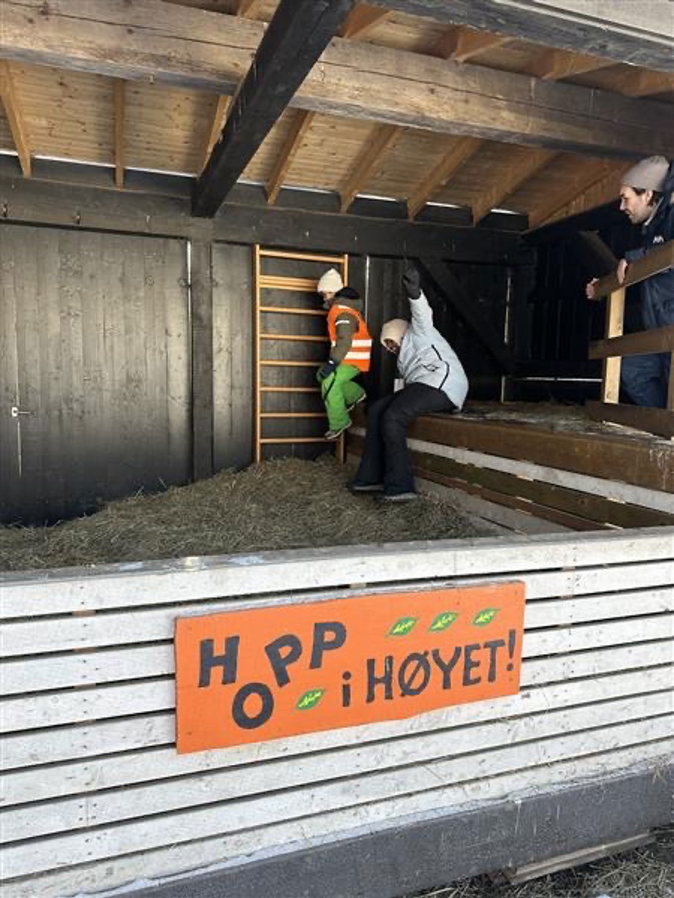 En gruppe mennesker som jobber på en byggeplass En gruppe mennesker som jobber på en byggeplass