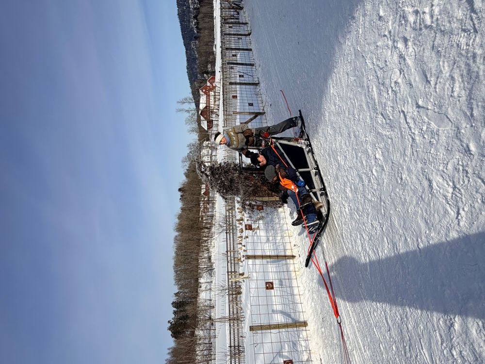 En gruppe mennesker på en slede i snøen
