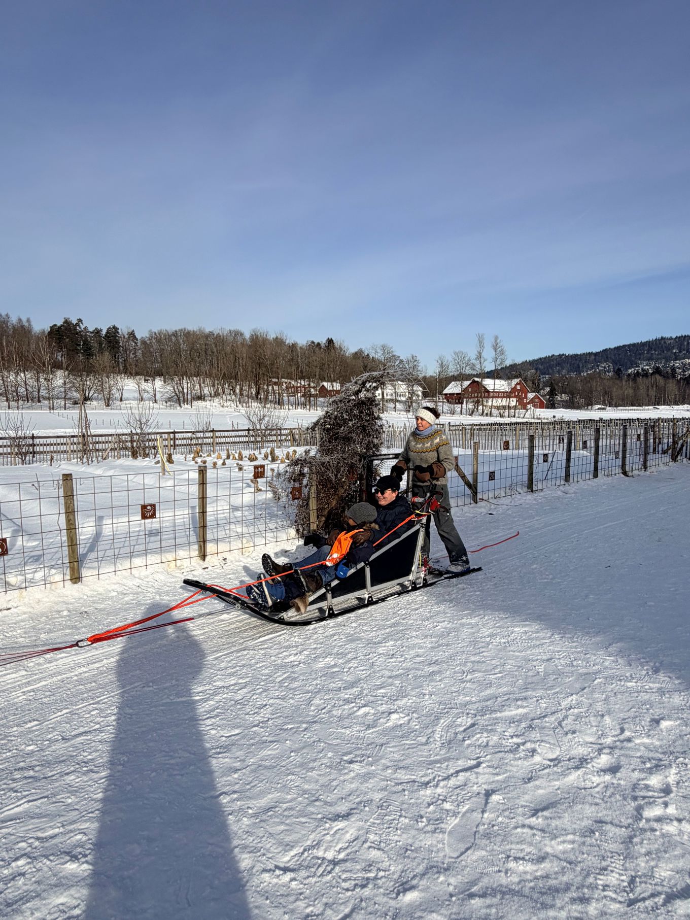 En gruppe mennesker på en slede i snøen En gruppe mennesker på en slede i snøen
