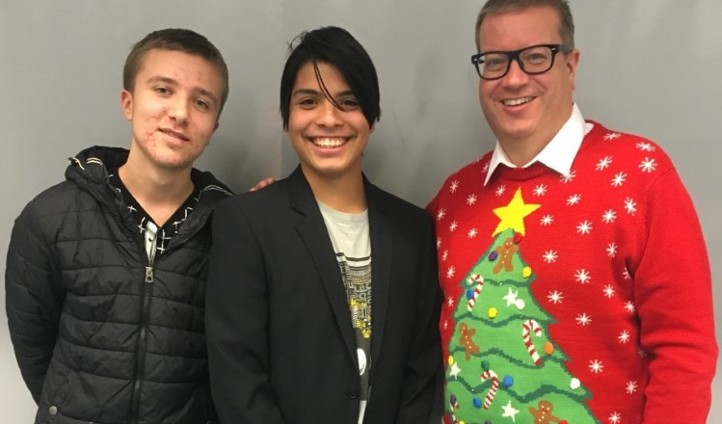 Nicolay, skolens elevrådsleder og kveldens konferansier; Guido og skolens rektor Håkon. Nicolay, skolens elevrådsleder og kveldens konferansier; Guido og skolens rektor Håkon.